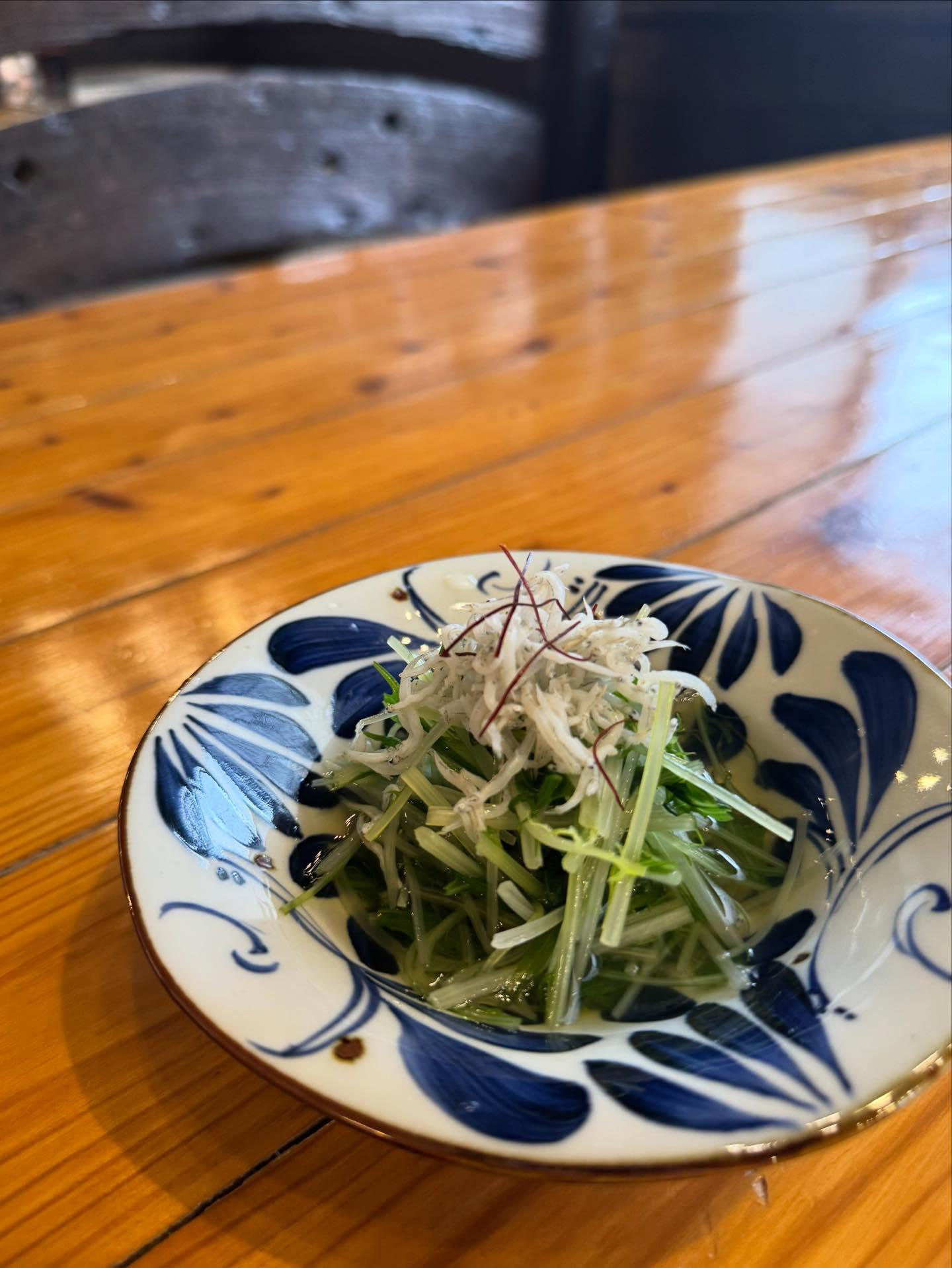藍の絵付けの器に水菜のおひたし、しらすと糸唐辛子。